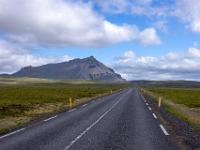 Schnurgerade Straße führt auf den Stapafell zu - Snaefellsnes Halbinsel
